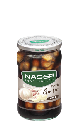 مخلل ثوم بني في زجاج